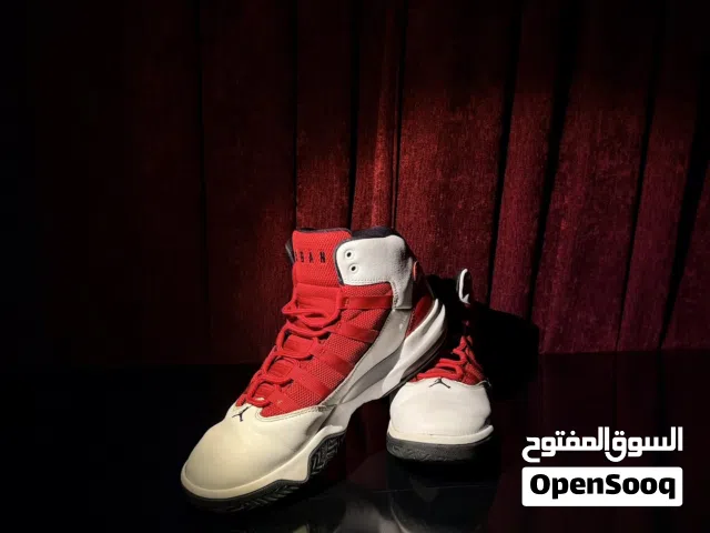 Nike Air Jordan max aura gym red shoes ماكس احمر وابيضّ واسود قياس 40 نظافة %99