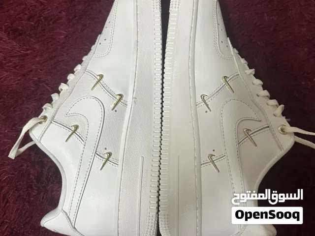 ايرفورس ابيض وذهبي جديد