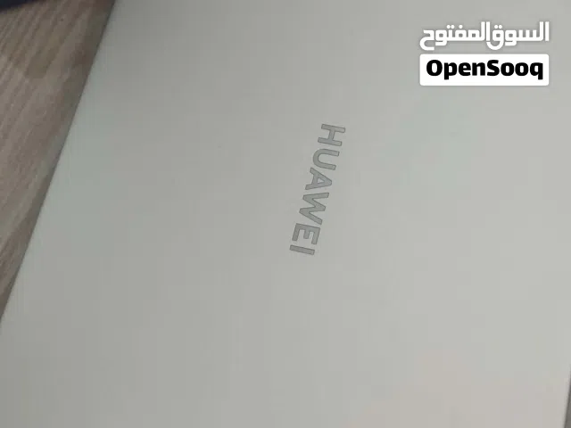Huawei MateBook D 15، يتميز بهيكل فضي أنيق ونحيف وشاشة مقاس 15.6 بوصة.  يعمل بمعالج Intel Core i3
