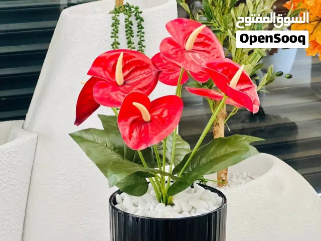 ورد صناعي بألوان مختلفة.