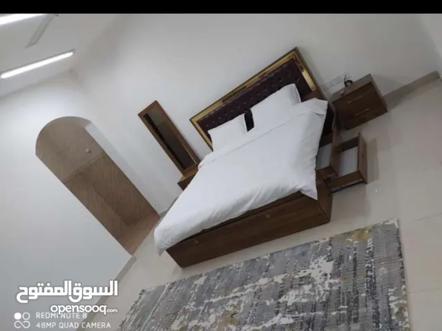 غرف نوم مفروشه مع مطبخ يومي وشهري بالخوض مكان هادئ