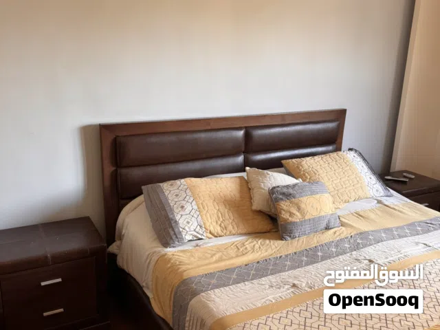 غرفة نوم فاخرة من الجلد و الخشب