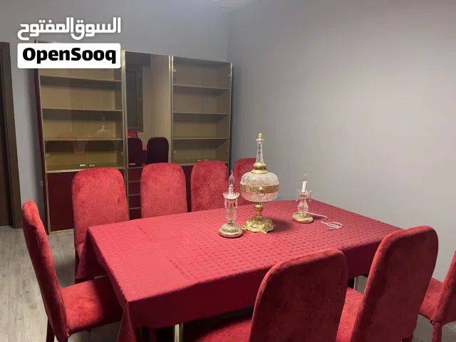 طاولة أكل ومعاها كاملة بل مكتبة