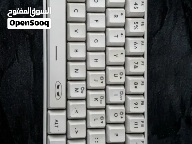 كيبورد للبيع مع اضاءة شاشة و ستاند .