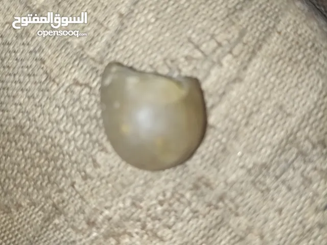 لقيت هذا الحجر لا يعبر الضوءمن خلاله ولكنة يشع