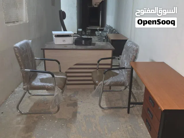 اثاث مكتبي نظيف جدا على الشرط