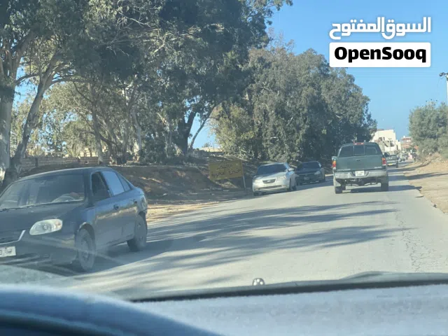 ارض للبيع 2000 متر بيها صور وبير ماء واشجار وفواكه يعني ربي يبارك توجد بيها استراحه بمساحة 100 متر