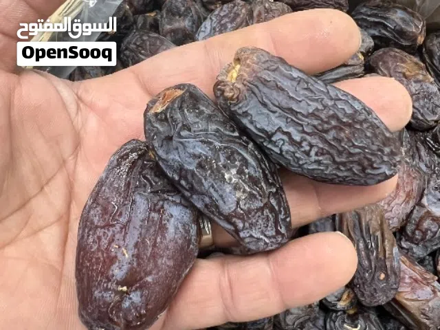 بيع التمور بالجملة وتعبئتها