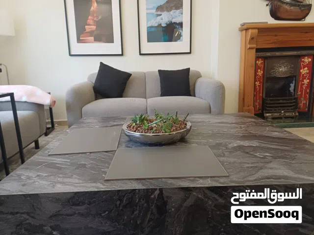 طاوله وسط استعمال خفيف جدا شهرين موديل حديث