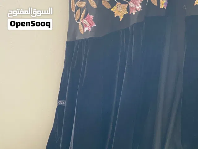 عباية لون اسود قطعتين قماش ندى وقماش مخمل اسفل مع نقشه جميله انيقه باللبس مستعمل لمرتين جديده