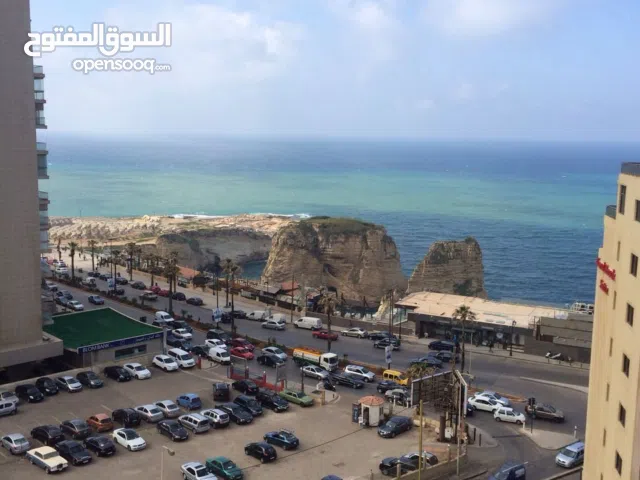 شقة فاخرة مع إطلالة استثنائية على صخرة الروشة — فرصة لا تتكرر تشطيبات عالية الجودة...