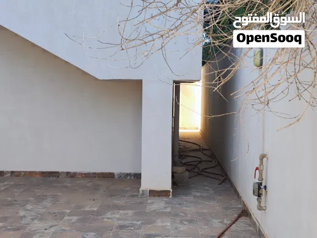 فيلا للبيع - دورين مفصولات بني حديث