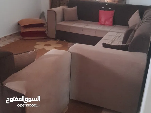 كورنر وطقم كنب وسجاده وبرادي مستعمل بحال الوكاله