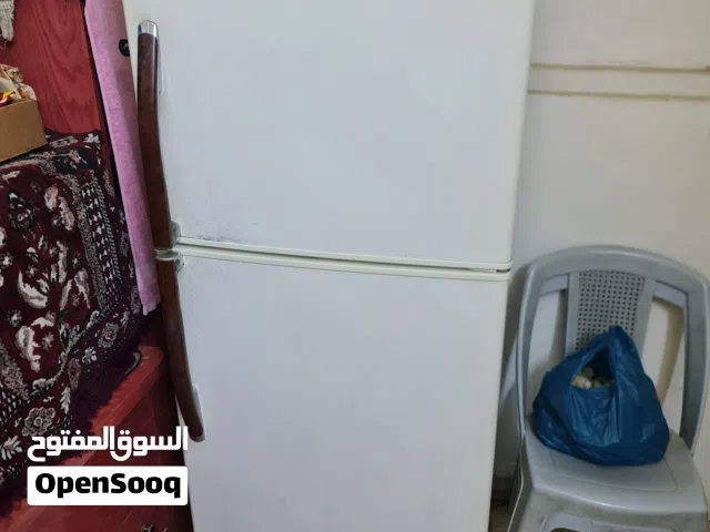 ثلاجة LG  تعمل بحالة جيدة  فريزر جيد بحجم 200 لتر  6 ادراج