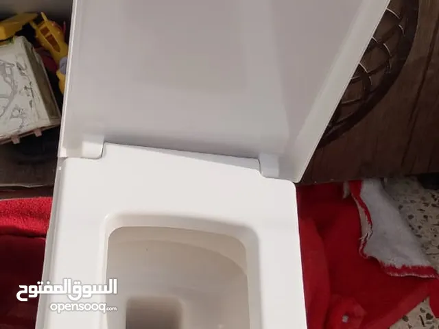 مقعده مع بيديه معلق