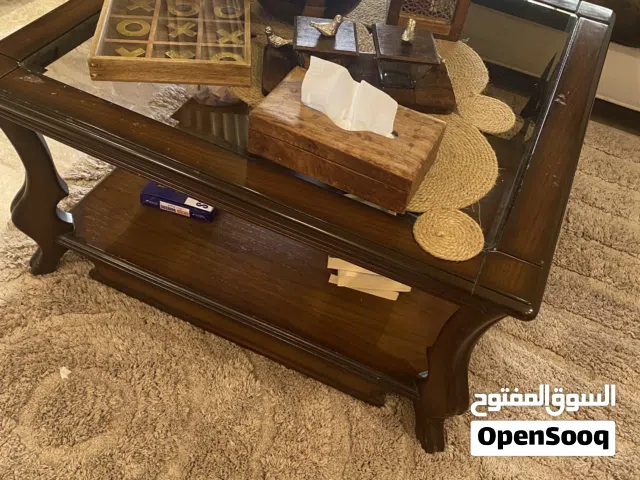 طاولة وسط مع طاولتين جانبيات