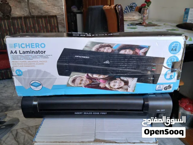 منتج هو جهاز تغليف حراري (Laminator) من العلامة التجارية FICHERO، مخصص لحماية المستندات والأوراق
