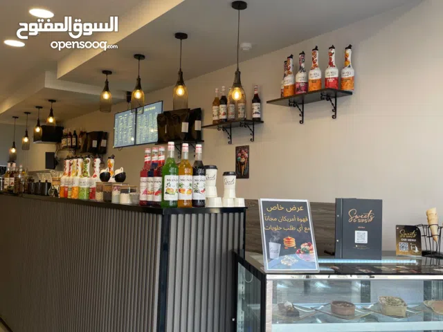 كوفي هاوس ومحل حلويات مجهز بالكامل للبيع