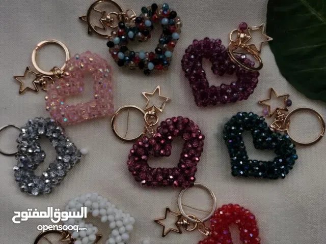 ميداليات خرز بتفاصيل تخطف القلب أشكال وحروف بألوان وخرز متنوع توفر حصرياً لدى لوكسيا للهاند ميد