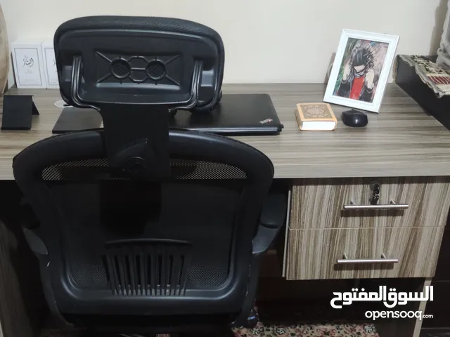 كرسي و مكتب بحالة ممتازة جدا بسعر ممتاز للبيع المستعجل