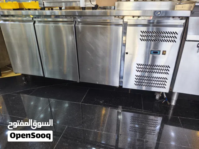 ثلاجات طاولة وسلط بار احجام ومقاسات مختلفة