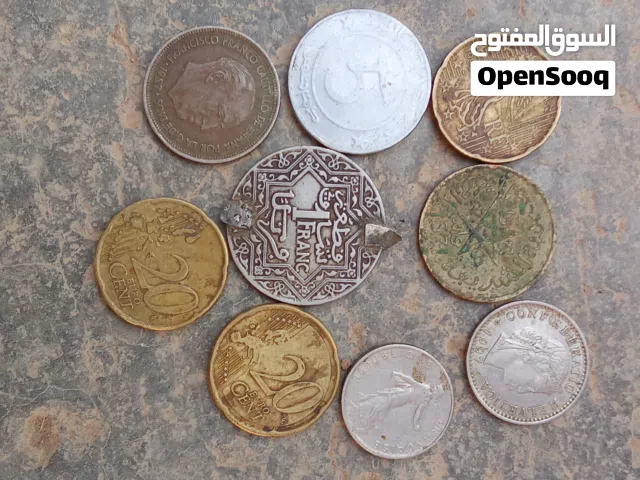 كل عملة لها سعر مختلف حسب نوعها، ندرتها، وحالتها، بس هنا تقديرات تقريبية للعملات الموجودة بالصورة: