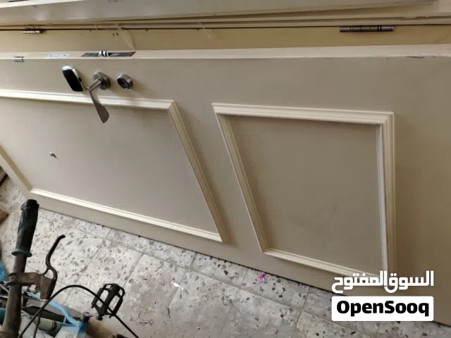 6 ابواب خشبية مستعملة  فائقة الجودة بمواصفات قياسية - اللون : وايت اوف - مع فريمات وملحقات كاملة.