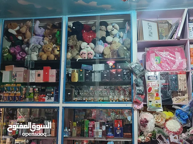 مكتبة للبيع جنب ثلاث مدارس