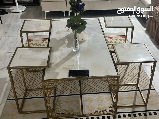 طاولة مجلس مع السجادة