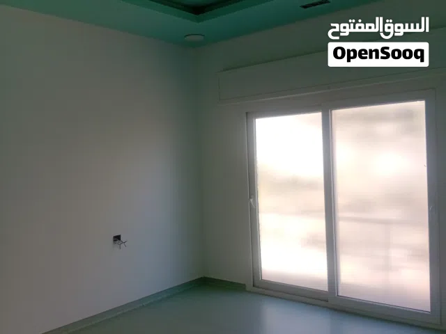 فيلا تجارية مقسم فيلات خلف مستشفى الخضراء دورين وملحق 8غرف 6 حمامات مكيفات غرف خفير خارح مبناء