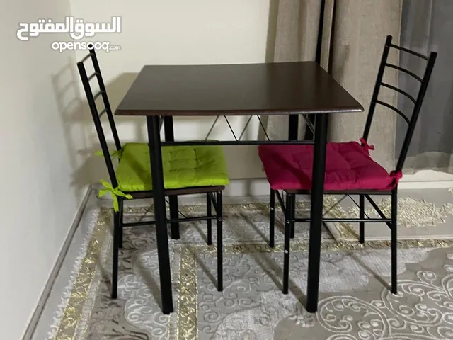طاولة طعام مع كرسيين للبيع بحالة جيدة/Dining table with 2 chairs-good condition