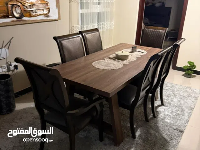 للبيع طاولة طعام كبيرة نضيفة