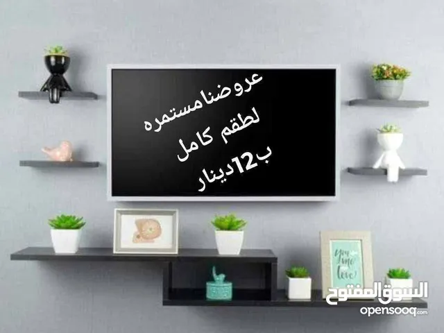 رفوف خشب شاشه ومطبخ وحمام وديكور حائط وستاند مكياج وجلاتين وكتب وغيره