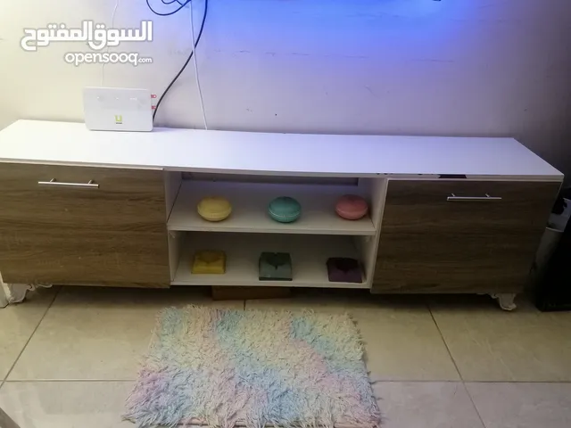 طاولة تلفزيون لون ابيض وخشابي مع رفين تعليق
