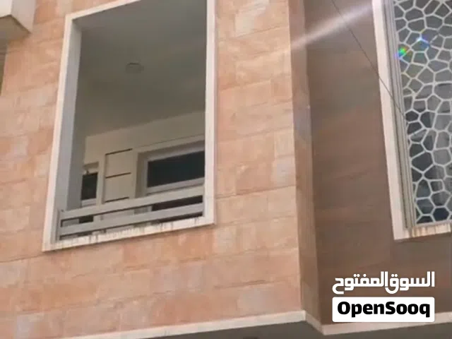 شقة طابق ثاني في القادسية للايجار