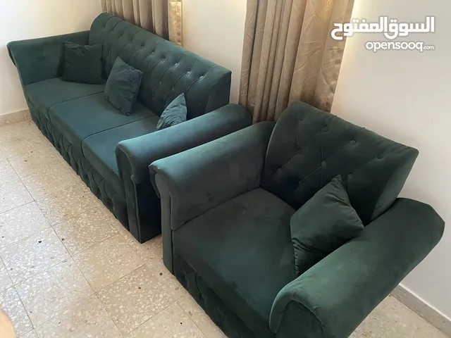 كنب مكون من ثلاث قطع لون اخضر غامق ويكفي لست أشخاص