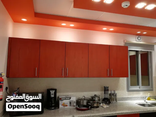 شقة فاخرة ومفروشة بالكامل للبيع في الجفير – إطلالة بحرية وموقع مميز (معتمدة من البحرية الأمريكية)