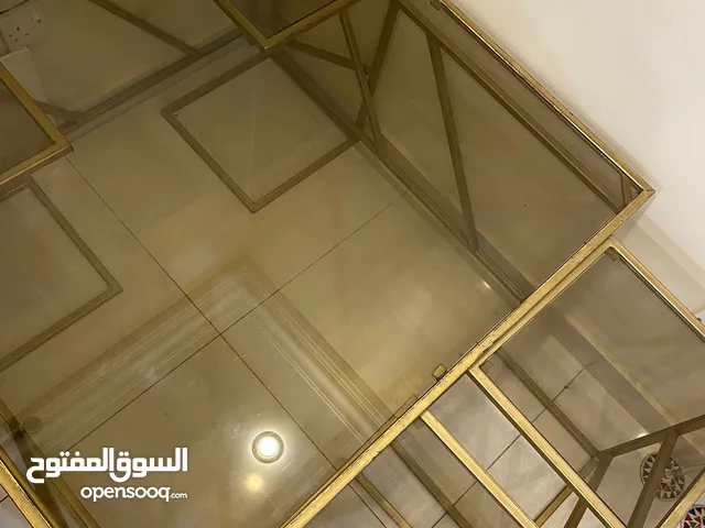 طاولة ذهبية مربعة مع طاولات خدمة