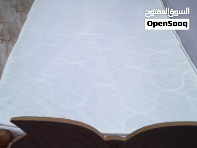 للبيع: جرباية نفر واحد مع دوشك بحالة ممتازة  الوصف: جرباية خشب بتصميم مميز (نقشة الفراشة) ونظيفة