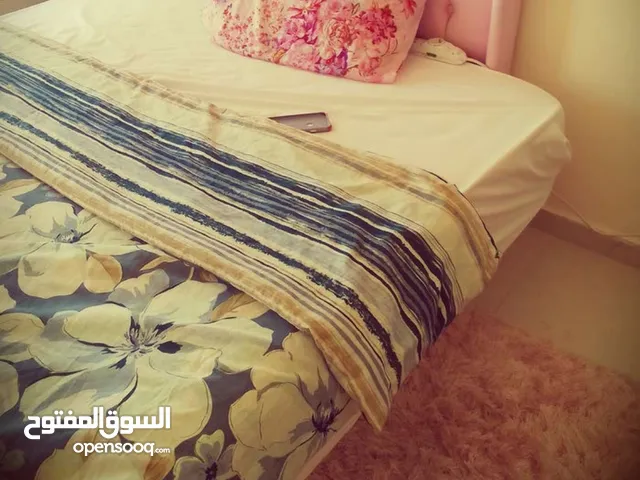 سرير مفرد ونص بحاله جيده للبيع 70