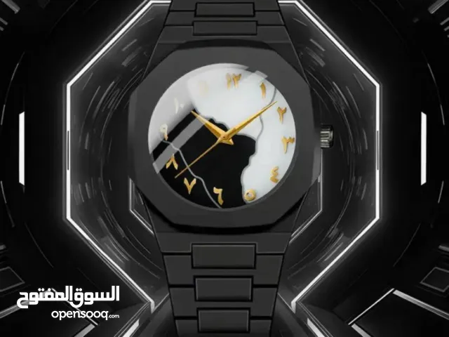 الساعة الترند الكاملة بالسواد – والبياض بارقام عربية أنيقة تضيف لمسة تراثية رقمية .