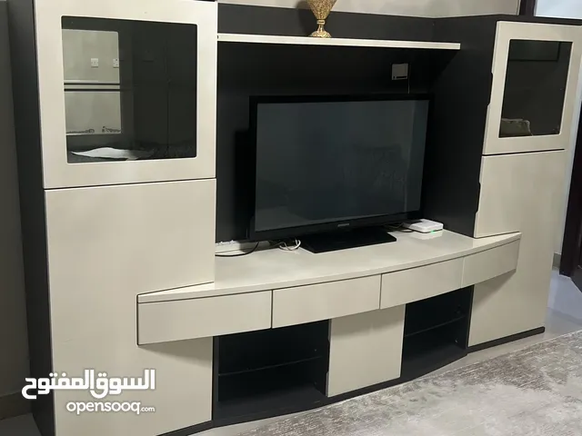 مكتبة تلفاز مع اضائه نظيفة جدا