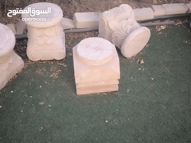 أعمدة حجرية مع القاعدة والتاج