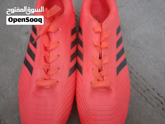 بوت رياضة نظيف غير مستخدم و بسعر مغري