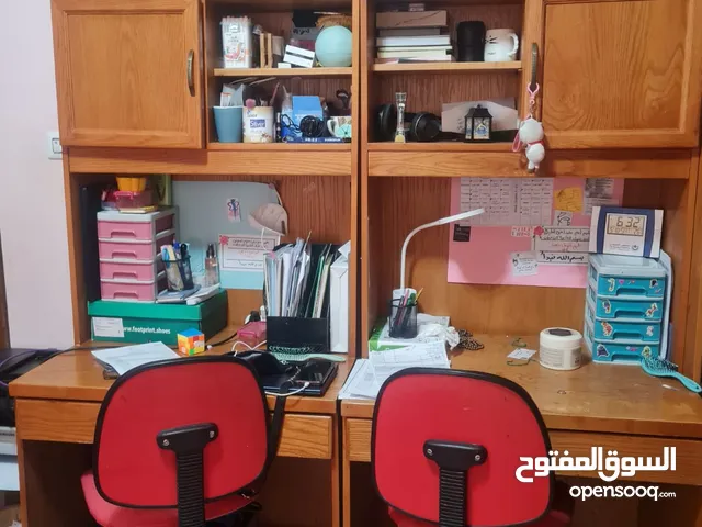 فضيه ومكتب مع مكتبه