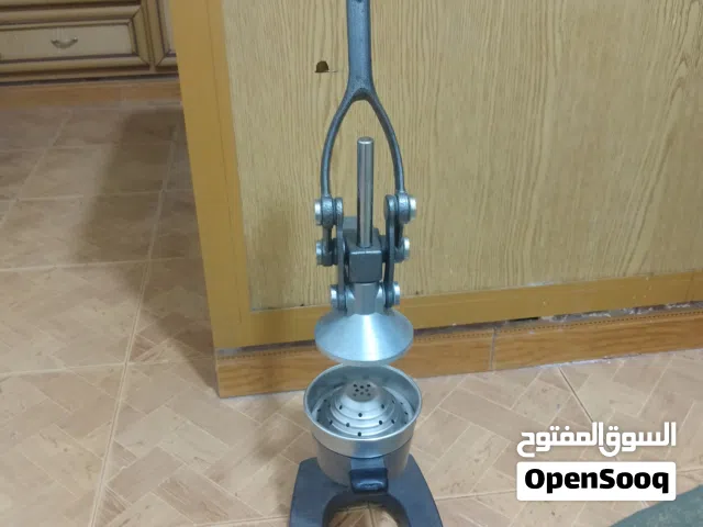 هاي *عصارة حمضيات يدوية* من النوع الثقيل، اسمها بالعامي "مكبس برتقال" أو "عصارة عمودية".  *كيف بتش