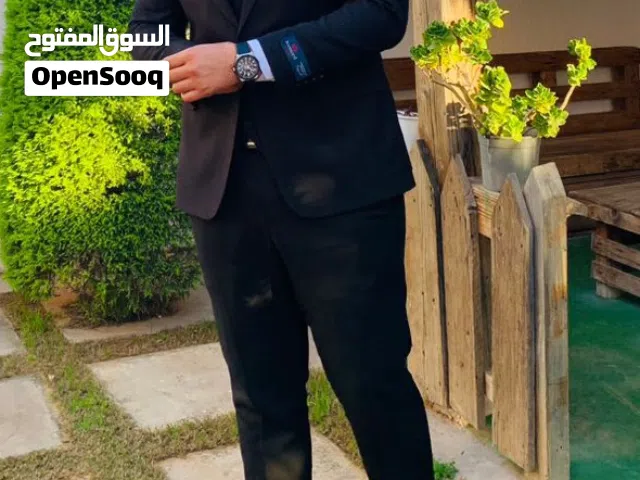 بدله رسميه. جديده لبسها 3 سعات فقط. لون ازرق كحلي. قماش فوته موضوع. وخدها بي 1100  البيع 850 او ساهل