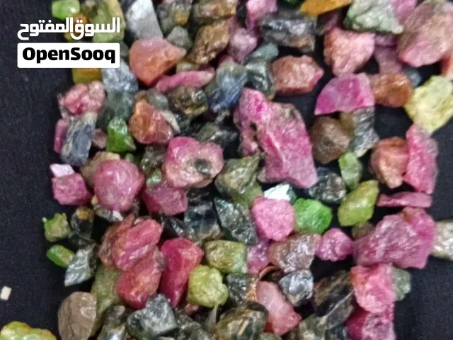 أحجار كريمة خام باأشكال مختلفه نادرة جدا