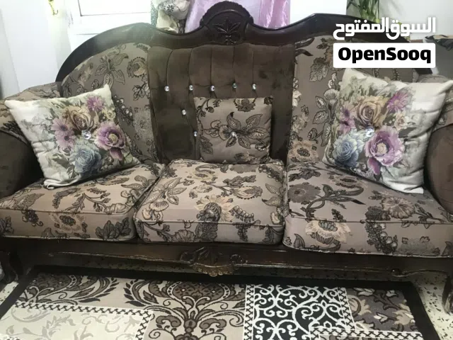 طقم كنب مستعمل للبيع بسعر ممتاز وجودته عاليه كما يظهر في الصور والفيديو