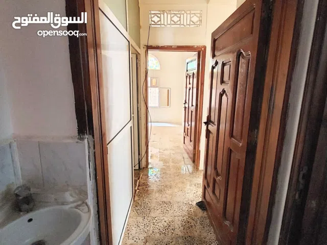 شقة للإيجار مجددة جاهزة وسط مدينة سعوان السكنية (التفاصيل في الوصف)